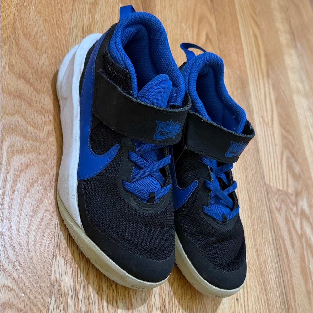 NIKE Team Hustle D 10 PS Basketball Shoe Black and "Game Royal" Blue Colorway 2Y